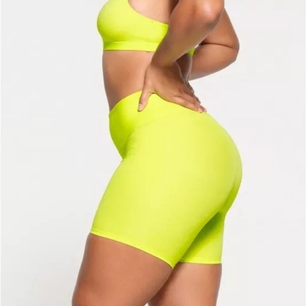 💛 SKIMS NWT High Waist Short color Daffodil 💛 💰One Day Sale💰 - Picture 2 of 10